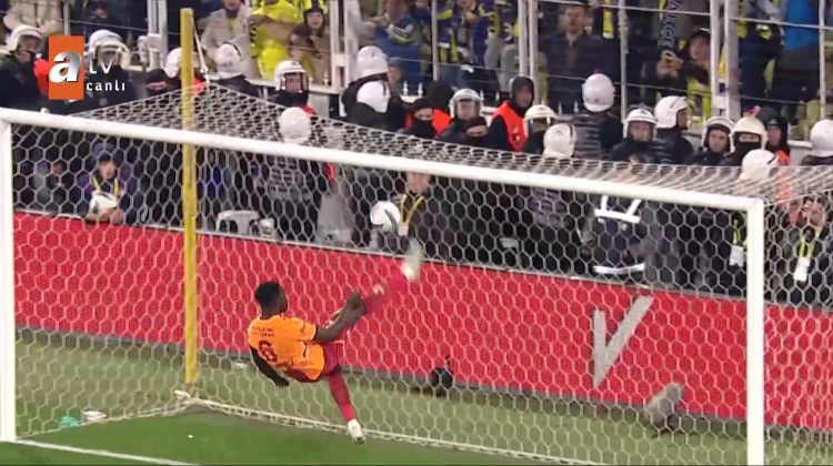 疯狂!什克撩射险些绝平,遭加拉塔萨雷后卫倒钩门线解围