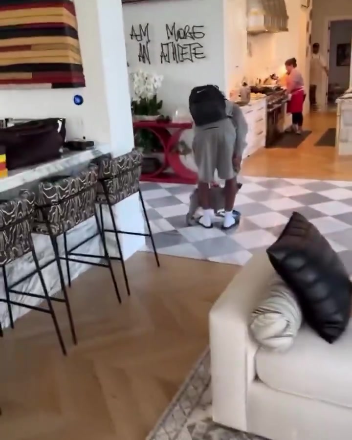 星空电竞平台-詹姆斯长子布莱斯大学归来 父亲欣慰笑容难掩喜悦